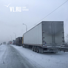 Из-за снегопада ограничено движение большегрузов по трассе Седанка - Патрокл
