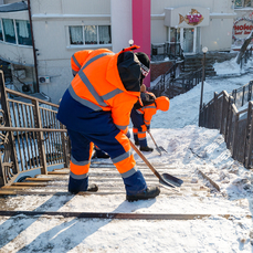 170 рабочих чистят тротуары, лестницы и остановки во Владивостоке 