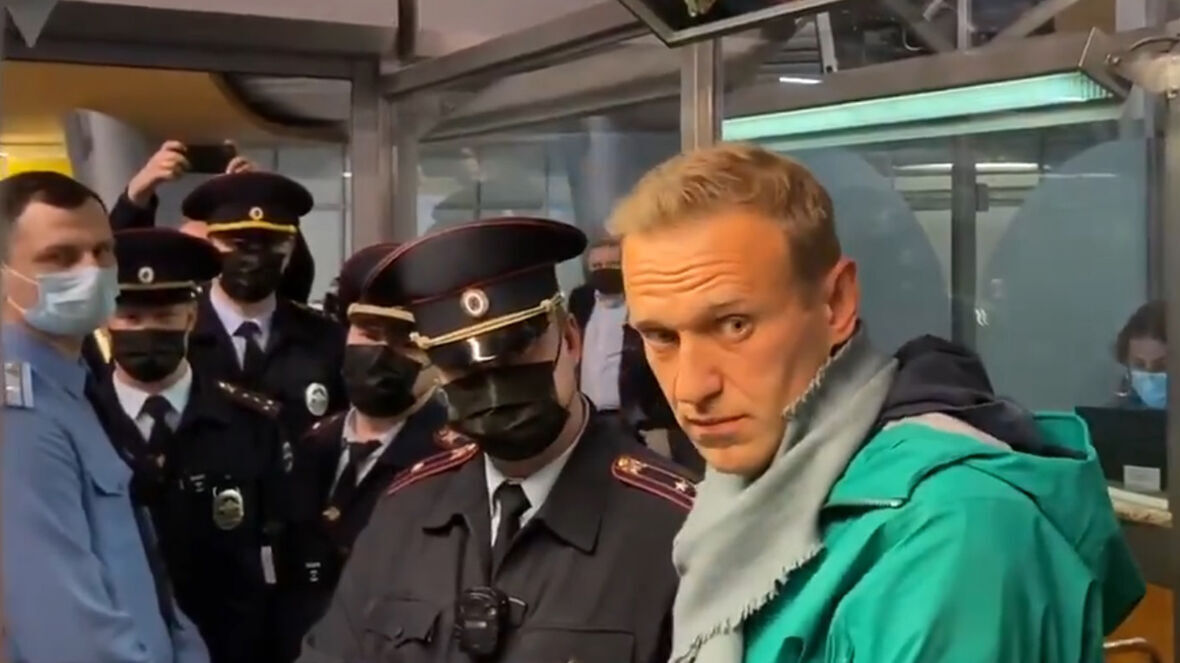 Новости к завтраку: Навального задержали в Шереметьево