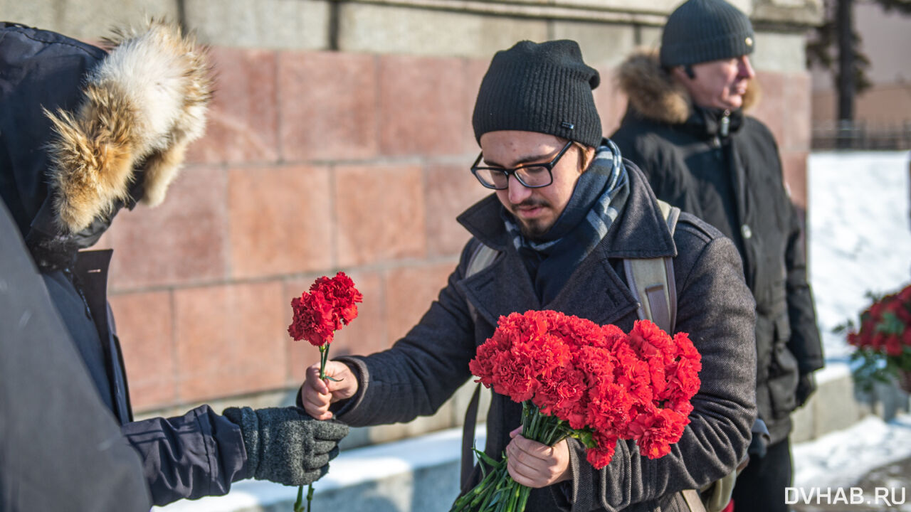 Вождя русской революции почтили цветами молодые хабаровчане (ФОТО; ВИДЕО) —  Новости Хабаровска