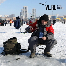 1000 порций корюшки, самый быстрый ледобур и лодка в подарок: во Владивостоке сотни участников собрались на «Народную рыбалку» 