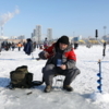 Многие ловили на блесну, периодически дёргая удочкой, проверяя вес груза на ней и заманивая рыбу — newsvl.ru