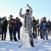 Участники делали лунки во льду за считаные секунды — newsvl.ru