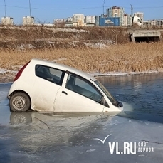 В озеро на Патрокле провалилась машина 