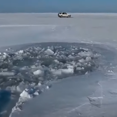 Рыбак во Владивостоке обнаружил полынью, в которую ведут следы машины 