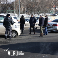 Из-за аварии с четырьмя машинами на Некрасовском путепроводе собралась пробка 