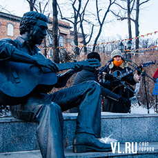 «Как человека за бортом не оставлять одного»: владивостокцы отметили день рождения Высоцкого концертом в Театральном сквере 
