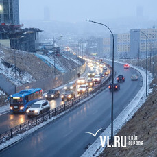 Мокрый снег, начавшийся сегодня утром, пока не вызывает дорожного коллапса во Владивостоке 