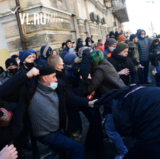 Разыскиваемый за нападение на полицейского во время митинга во Владивостоке мужчина добровольно явится в Следком