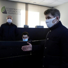 Губернатор дал дорожникам сутки на эксперименты с реагентами, чтобы очистить Владивосток ото льда и снега