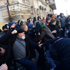 Обвиняемого в нападении на полицейского во время митинга жителя Владивостока отправили в СИЗО на два месяца