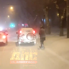 Ночью по заснеженным улицам Владивостока катались сноубордисты и лыжники 