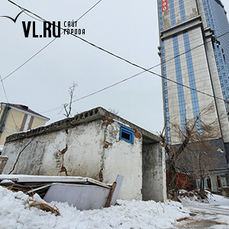 В бутылку или с перебежками по улице: жители старых домов в центре Владивостока живут без элементарных удобств 