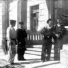 Военнослужащие радиоотряда на крыльце одного из зданий отряда, 1934 год. Фото из книги «Остров Русский. Страницы истории» — newsvl.ru