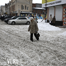 Пешеходы Владивостока вынуждены ходить по проезжей части, чтобы не падать на обледеневших тротуарах 