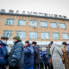 5 февраля работники предприятия вышли на незапланированное собрание трудового коллектива у проходной главного корпуса завода — newsvl.ru