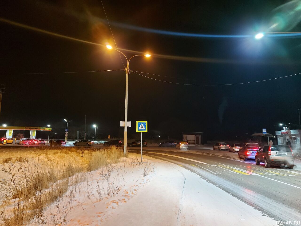 Ночью однако. Очереди на заправках Комсомольск на Амуре. Фото Комсомольск ночь. Ночные фотографии с дороги с Комсомольска в Хабаровск. Очередь на бензин Хабаровск фото.