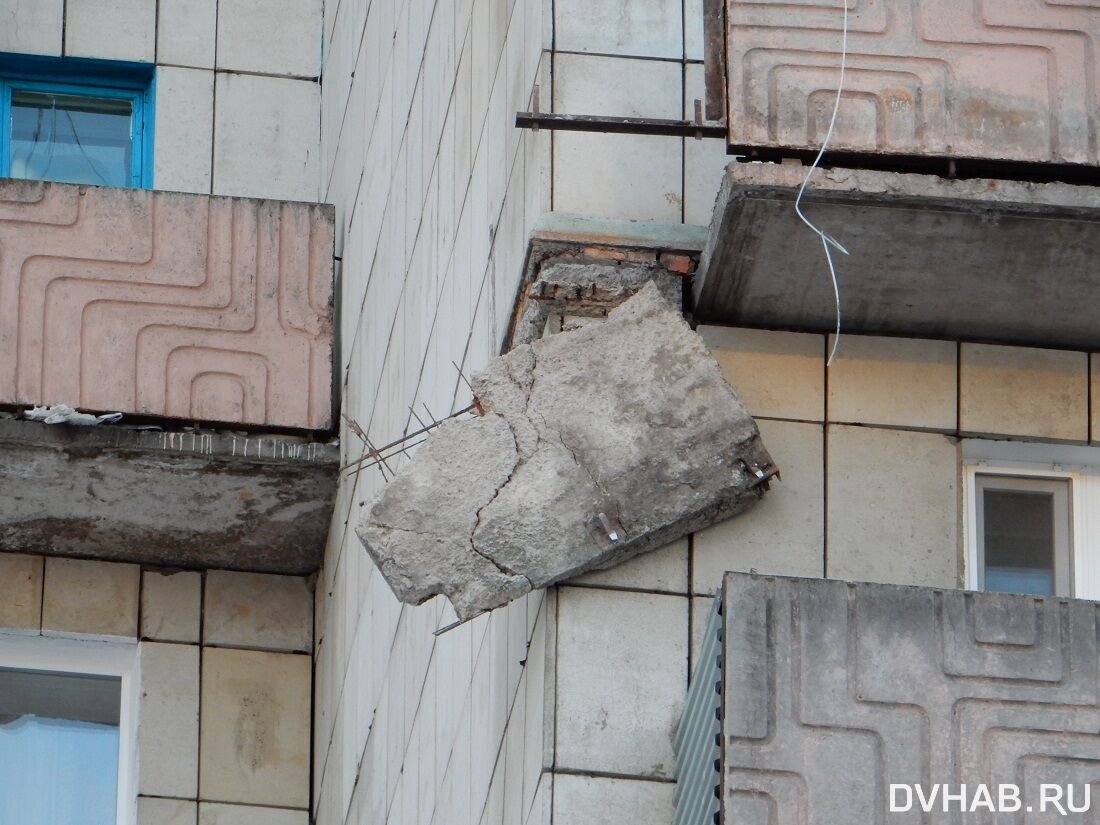 В Комсомольске «уронили» аварийную бетонную плиту балкона в жилом доме  (ФОТО; ВИДЕО) — Новости Хабаровска