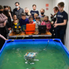 Толпа собралась и у бассейна с подводным роботом — newsvl.ru