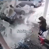 В Находке на входе в супермаркет на мальчика обрушилась снежная «лавина» (ВИДЕО)