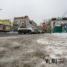 Дорожники, коммунальщики и арендаторы до сих пор не могут убрать наледь с тротуаров на гостевом маршруте Владивостока 
