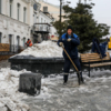 Рабочие лопатами выгребают снег со льдом с Адмирала Фокина — newsvl.ru