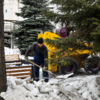 С 11 февраля городские рабочие от муниципального предприятия «Содержание городских территорий» вышли на уборку Адмирала Фокина   — newsvl.ru