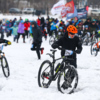 После старта многие велосипедисты тащили свои велосипеды, так как ехать по растаявшему снегу было сложно — newsvl.ru