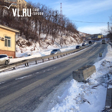 Во Владивостоке для уборки снега убрали бетонные блоки со спуска на Шефнера – для автомобилистов улицу откроют к обеду