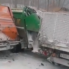 Четыре мусоровоза столкнулись по дороге на полигон во время вчерашней метели во Владивостоке