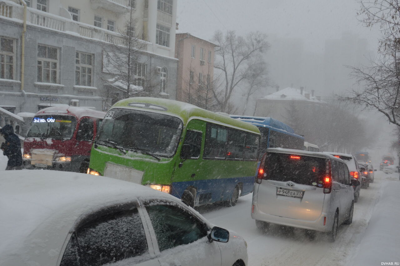 Пробки хабаровск. Колонна автобусов. Колонна автобусов Майдан. Фотография дороги из автобуса вечером. Хабаровск час пик.