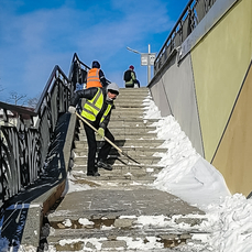 Почти 200 рабочих убирают снег с тротуаров, лестниц и переходов во Владивостоке