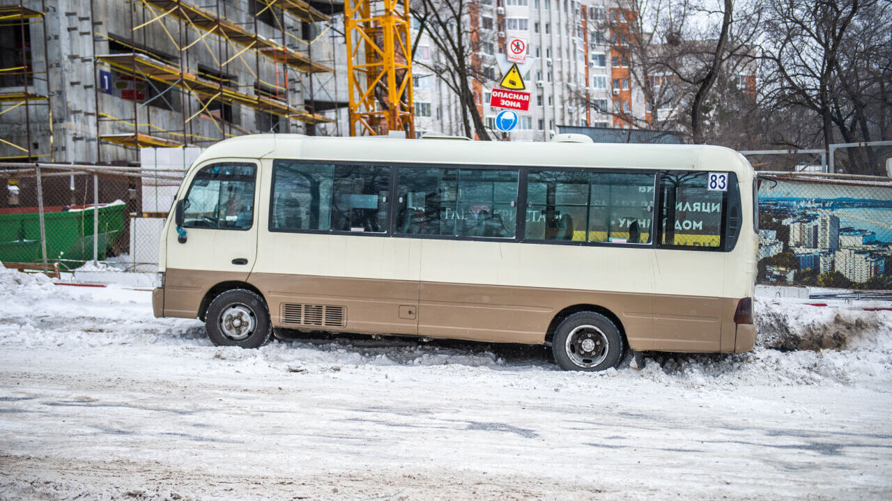 Опасная остановка: хабаровчанам приходится ждать автобус на рельсах (ФОТО)  — Новости Хабаровска