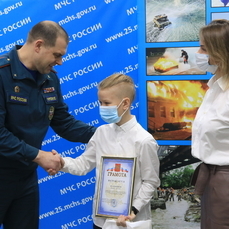 11-летнего мальчика, который спас друга на Чане, наградили грамотой МЧС