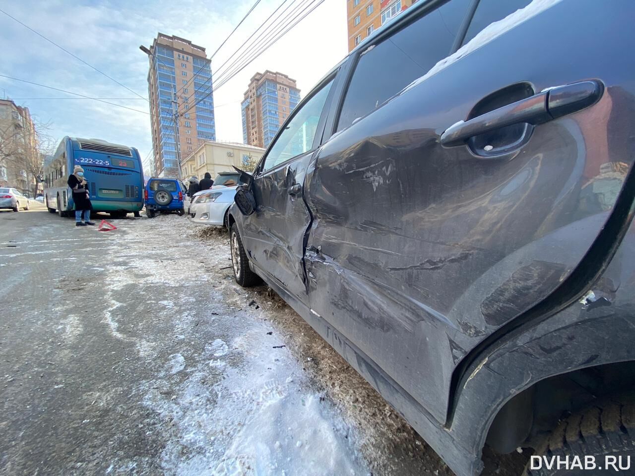 Четыре легковых машины и автобус повреждены в ДТП на Калинина (ФОТО) —  Новости Хабаровска