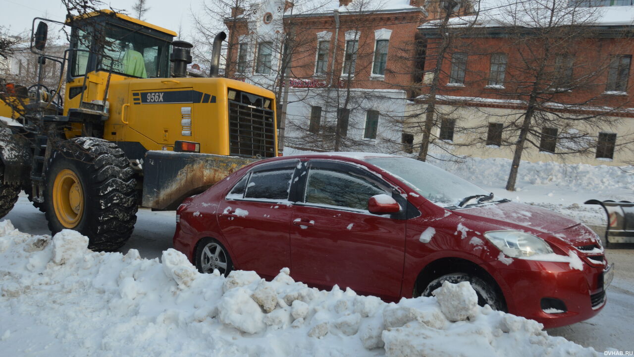 Одним меньше: снегоуборщик въехал в автомобиль в центре Хабаровска (ФОТО)