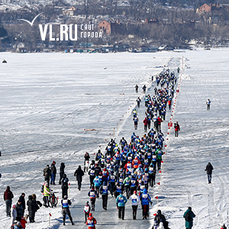1000 спортсменов пробежали ледовый полумарафон во Владивостоке 