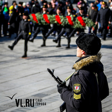 Празднование Дня защитника Отечества во Владивостоке началось с возложения цветов и праздничной программы на центральной площади 