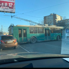 Пробка собралась в районе 100-летия Владивостока из-за троллейбуса, перегородившего три полосы движения