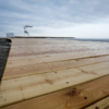 На пляже уложили деревянный настил — newsvl.ru