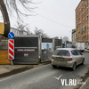 Одна полоса дороги на Верхнепортовой перекрыта — подпорную стену для парковки не достроили