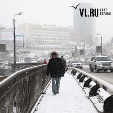 «Пока всё в обычном режиме»: из-за снегопада и ветра дороги во Владивостоке встали в шестибалльные пробки 
