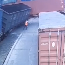 Железнодорожный состав сошёл с рельсов из-за столкновения с грузовиком в торговом порту Владивостока 