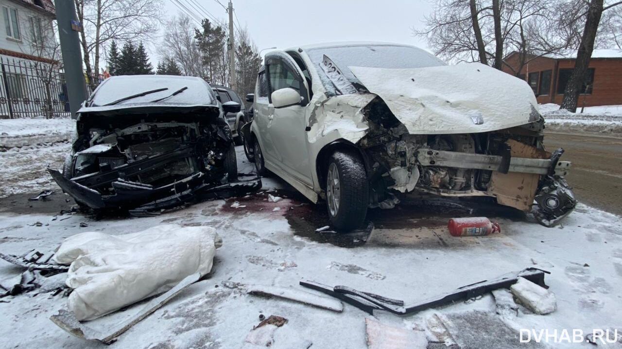 Один против всех: три человека пострадали в утреннем ДТП на Суворова (ФОТО)  — Новости Хабаровска