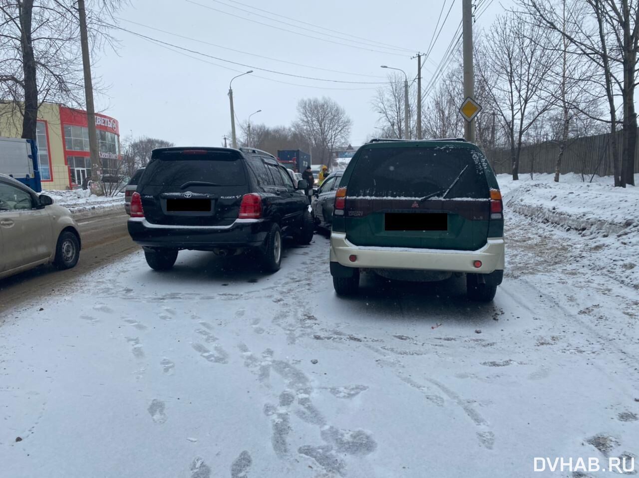 Один против всех: три человека пострадали в утреннем ДТП на Суворова (ФОТО)  — Новости Хабаровска