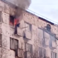 Во время пожара в Дальнегорске женщина едва не сгорела на балконе заживо 