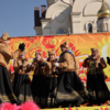 Артисты пели и танцевали, даря горожанам весеннее настроение — newsvl.ru