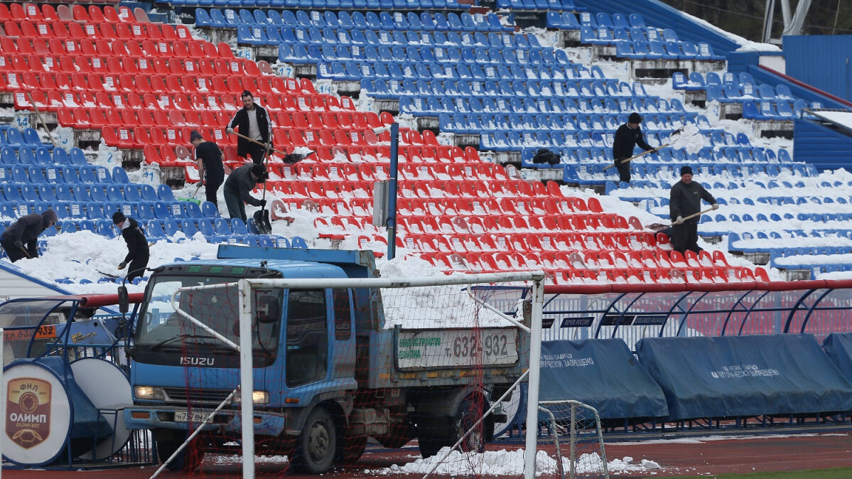 В Хабаровске разгребают от снега главный футбольный стадион