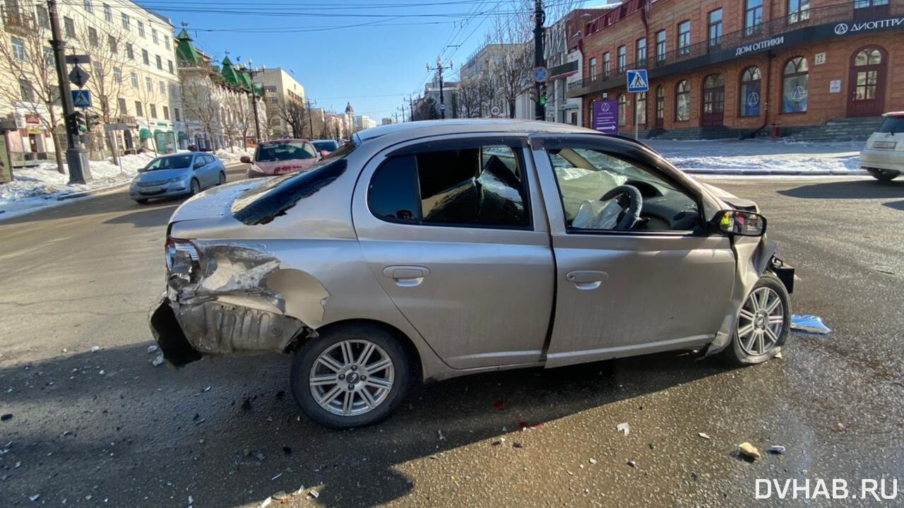 Под едущую на вызов пожарную машину влетел Platz (ФОТО) — Новости Хабаровска