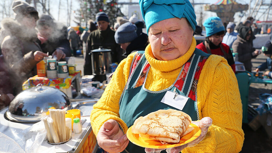 Поедание масленичных блинов